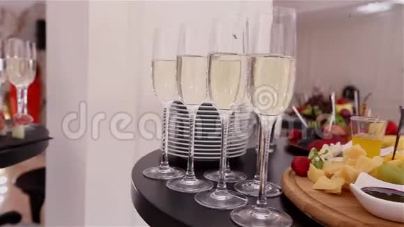 服务员用酒杯倒香槟在一家餐馆服务员用水晶酒杯倒香槟餐馆视频的预览图
