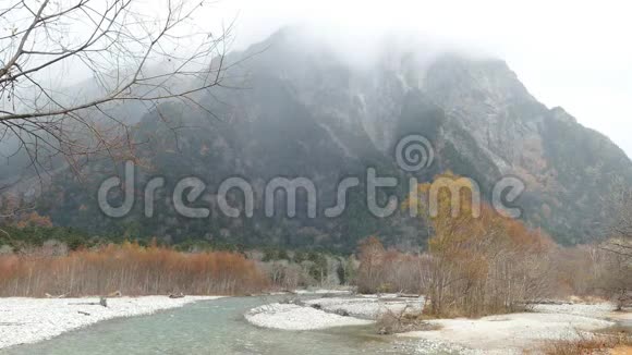 日本长野县北日本阿尔卑斯山的Kamikochi国家公园秋叶与江的美丽山视频的预览图