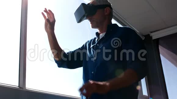 男性高管使用虚拟现实耳机视频的预览图
