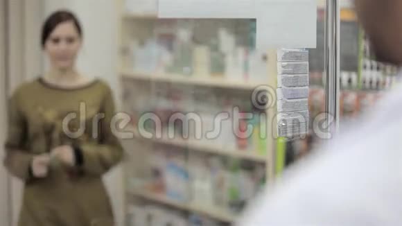 客户对药剂师微笑视频的预览图