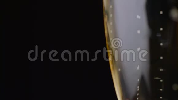 喝上一杯香槟黑色背景视频的预览图