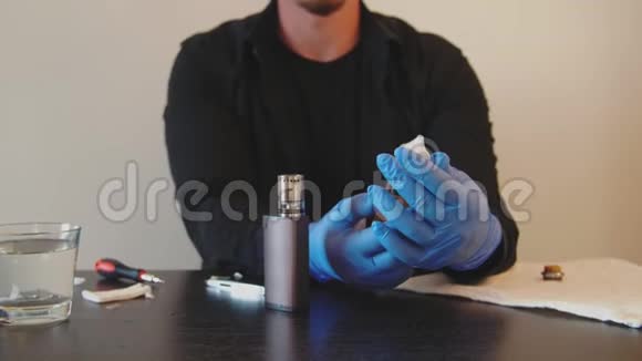 一个人分析一支电子香烟并检查它的性能视频的预览图
