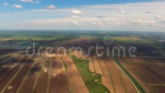 农场土地的空中景观视频的预览图