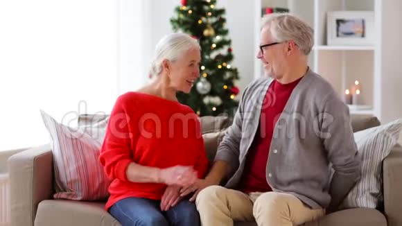 带着圣诞礼物微笑的老夫妇视频的预览图