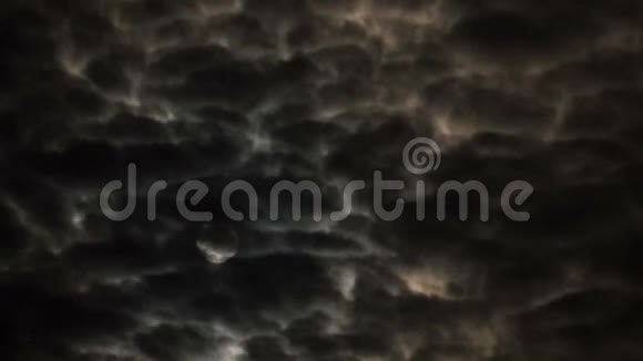 满月穿过夜空中的云时间推移视频的预览图