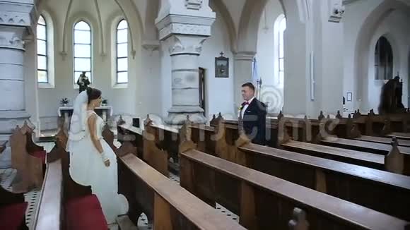快乐的新娘和新郎散步视频的预览图