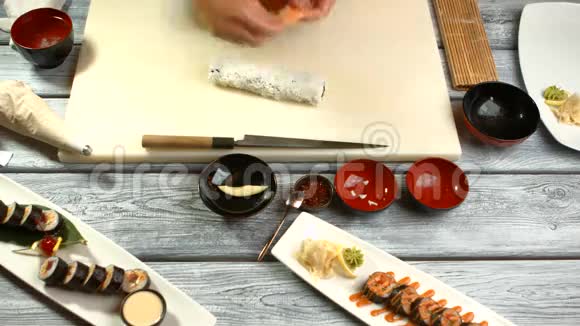 男性手做寿司视频的预览图