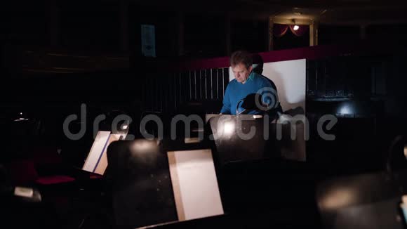管弦乐队中的指挥坑洞研究片音乐视频的预览图