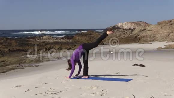加州海滩瑜伽视频的预览图