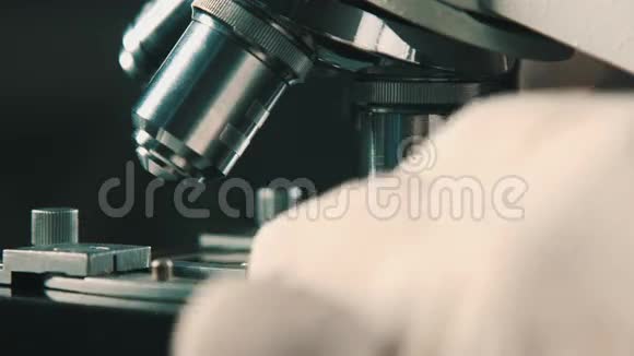 实验室的显微镜视频的预览图