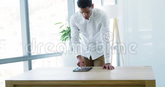 执行人员在办公室使用数字平板电脑视频的预览图
