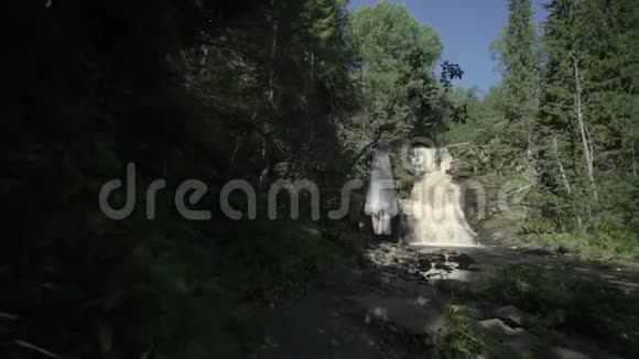 瀑布附近的婚纱视频的预览图