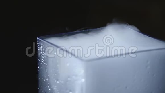 杯中加入干冰的饮料视频的预览图