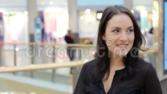 年轻女子穿过购物中心视频的预览图