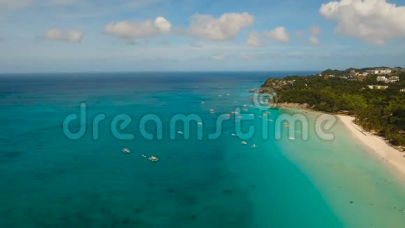 鸟瞰热带岛屿美丽的海滩菲律宾长滩岛视频的预览图