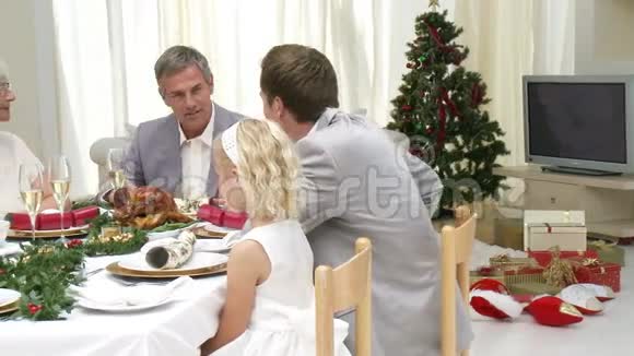 一家人一起坐下来吃晚饭视频的预览图