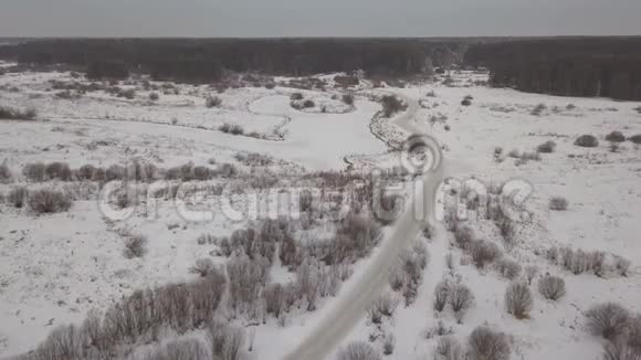 冬天森林里的路冬季景观视频的预览图