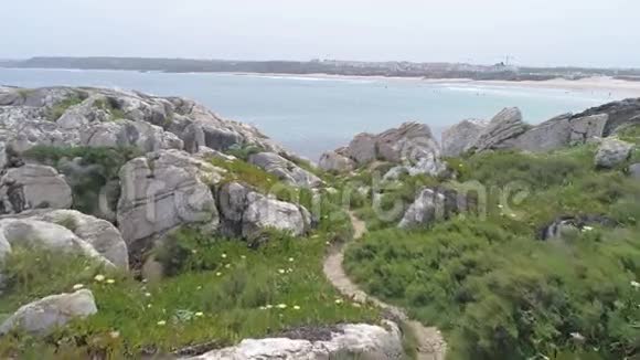 岩石进入海景空中4k视频的预览图