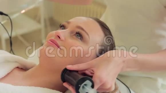 有美容师的漂亮女人视频的预览图