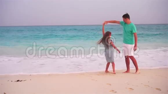 小女孩和快乐爸爸在海滩度假期间玩得很开心视频的预览图