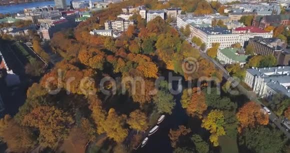 里加城秋日日出建筑客厅视频的预览图