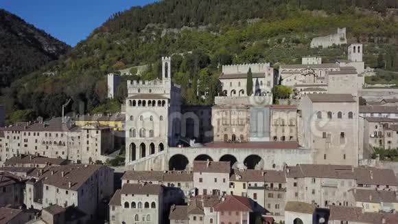 古比奥意大利从空中俯瞰市中心主广场和名为康索里宫的历史建筑视频的预览图