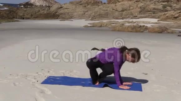在海滩上练习瑜伽视频的预览图