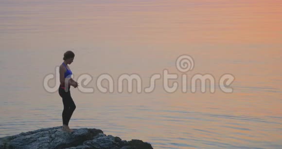 女孩在海边练习瑜伽视频的预览图