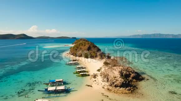 在热带岛屿上鸟瞰美丽的海滩科罗恩巴拉万菲律宾视频的预览图