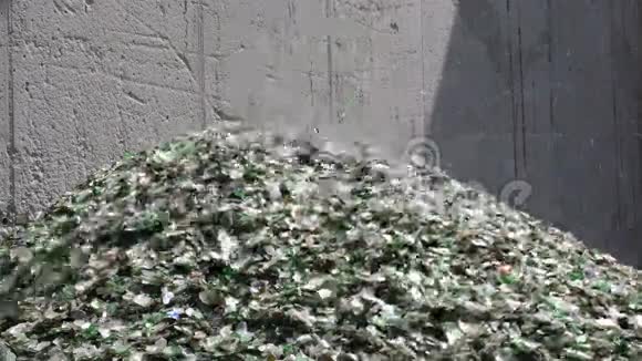 回收设施中的玻璃废物一堆瓶子视频的预览图