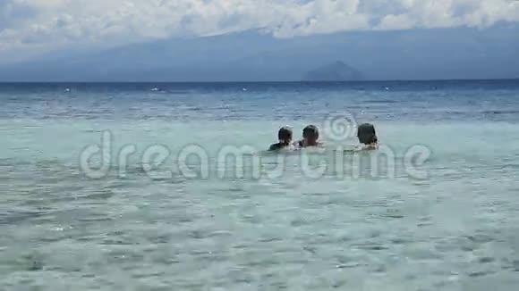 幸福的一家人在海里玩耍视频的预览图