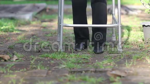 一位在后院使用步行器的老年妇女视频的预览图