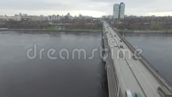 卡马河大桥上的交通秋天空中视频的预览图