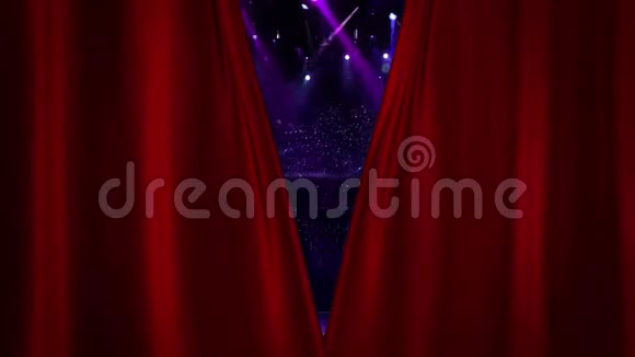 音乐会上用闪光灯拉开红色帷幕视频的预览图