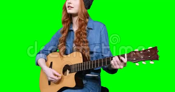 女音乐家一边弹吉他一边唱歌视频的预览图