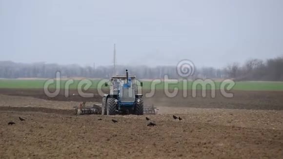 播种前要先在田间上推松土壤拖拉机用犁耕田视频的预览图
