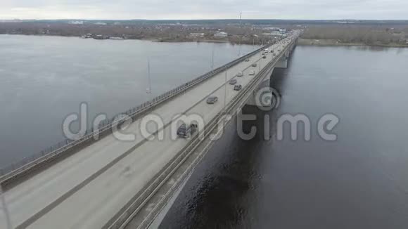 卡马河大桥上的交通秋天空中视频的预览图