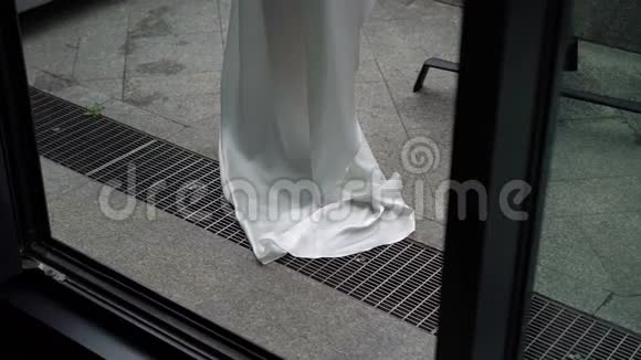 阳台上穿着白色连衣裙的女人视频的预览图