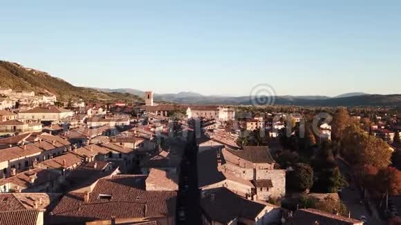 古比奥意大利城市中心主要广场和历史建筑的无人机鸟瞰图视频的预览图