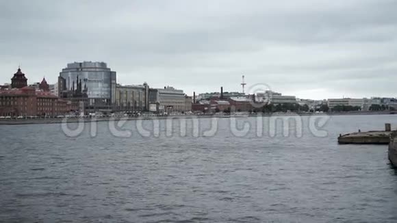 涅瓦河的城市景观视频的预览图