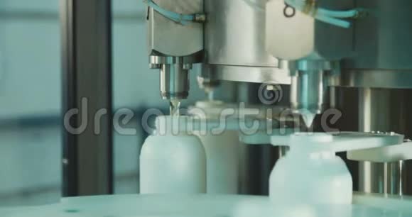 生产线上的化学瓶视频的预览图