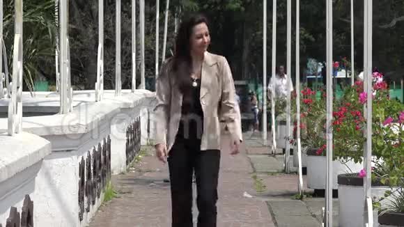 商务女性行走视频的预览图