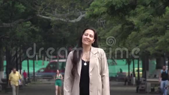 商务女性行走视频的预览图