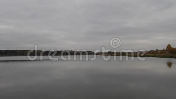 秋天湖上的风景视频的预览图