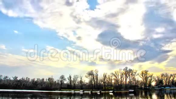 云彩和河流视频的预览图
