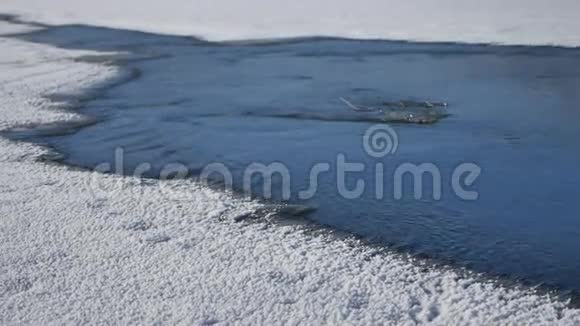 河的冬天冰雪流动的蓝色水流一种冬天的风景自然视频的预览图