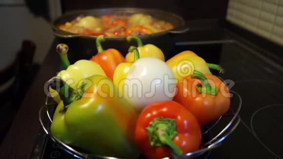 蔬菜仍然生活在厨房里视频的预览图
