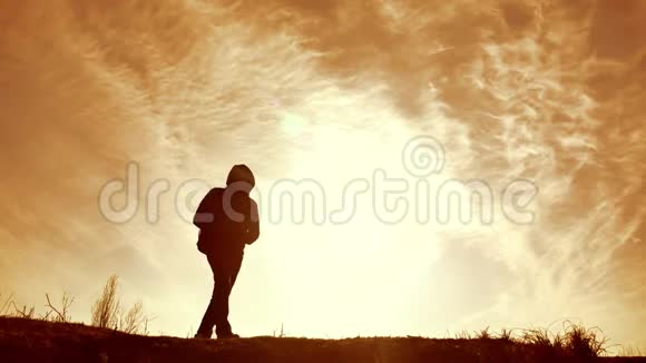 旅游旅行者徒步旅行者的剪影有背包的人日落时的人剪影人站在大自然中视频的预览图