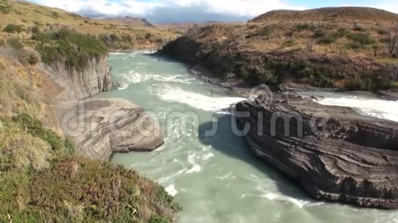 在阿根廷的巴塔哥尼亚山区河流的急流显示了强大的水视频的预览图