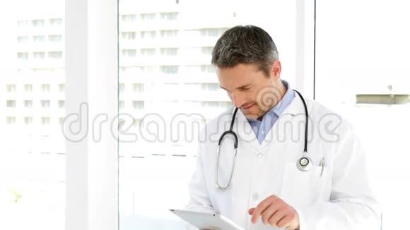 医生用平板电脑视频的预览图